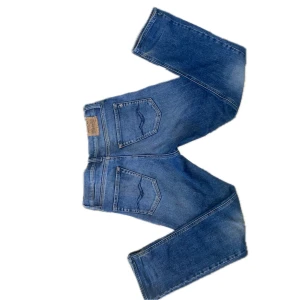 Blå jeans från Replay - (Storlek 152 )Snygga blå jeans från Replay med klassisk femficksdesign. De har en normal passform och är tillverkade i slitstarkt denim. Perfekta för en avslappnad stil. Pris kan diskuteras vid snabb affär 