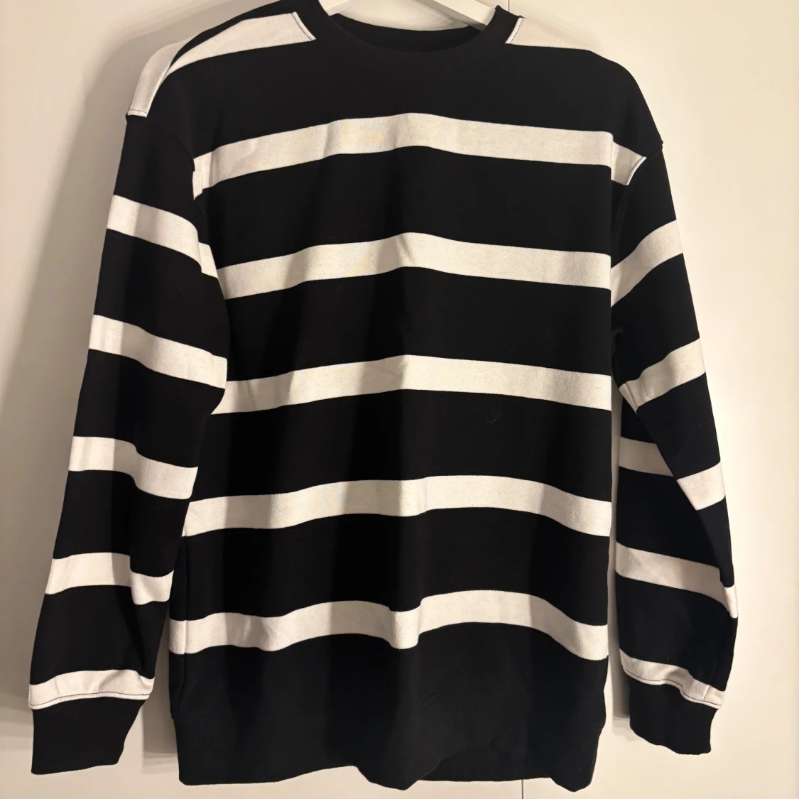 Randiga tröjor i svart och vit