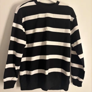 Randiga tröjor i svart och vit - Två stilrena randiga tröjor i svart och vit. Den ena har breda vita ränder på svart bakgrund, medan den andra har smala svarta (kan tänkas vara mörkblåa, se bild) ränder på vit bakgrund. Från H&M i storlek S. Den med vit bakgrund är helt ny med prislapp och den andra har använts en gång. Båda för 50 kr eller en för 30 kr + frakt💫