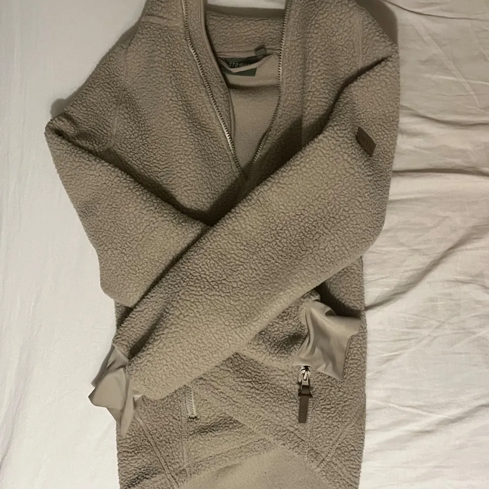 Beige fleecejacka! Mysig jacka som jag isånnafall skulle rekomendera att använda under sommar/vår/höst? Kontakta för frågor 💓OBS jag har vikt in kanten där nere på jackan där bak vid rumpan eftersom jag föredrar kortare jackor men om man föredrar längre är det bara att dra ut. . Takit.