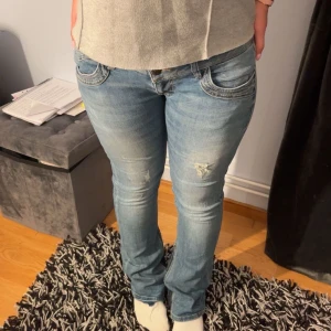 Blå jeans från LTB - Säljer ett par snygga blå jeans från LTB. De har en klassisk femficksdesign och en lätt slitning på framsidan. Pris kan diskuteras.