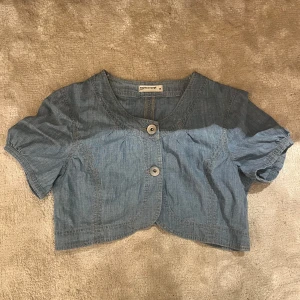 Jeans bolero - Supersöt jeans bolero som jag använt en gång och som är köpt här på plick! Den har bra kvalitet och om du har några frågor är det bara att kontakta mig!💞💞