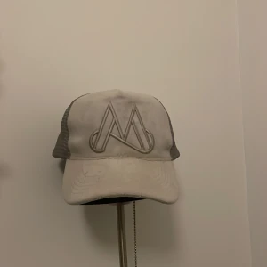 Maggiore keps - Nypris 549kr. Riktigt snygg keps som får brudarna att falla. Kepsen är i bra skick.