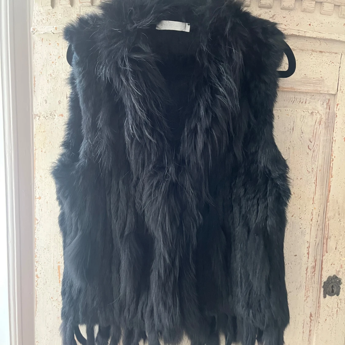 Svart pälsväst från BORNINSTOCKHOLM
