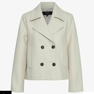 Vit kappa från Vero Moda - Snygg och varm vit kappa från Vero Moda med dubbelknäppning. Pris går att sänka vid snabb affär. Nypris: 699kr. 