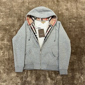 Burberry zipp hoddie -  Säljer denna Burberry zipphoddie då den inte passar mig. Fick den i födelsedagspresent för några dagar sen så den är i helt ny skick. Skriv gärna fler frågor.