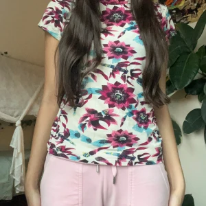 Blommig t-shirt från & Other Stories - Säljer en snygg blommig t-shirt från & Other Stories i storlek 38. T-shirten är tillverkad i 100% bomull, vilket gör den både bekväm och andningsbar.