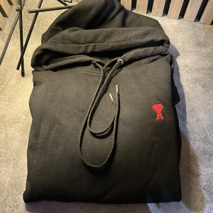 Ami Paris hoodie  - En riktigt snygg och clean hoodie från märket ami Paris, hoodien är i nyskick och använd kanske två gånger, den passar dig som är 165-175 skulle jag säga och den kostar nu mellan 2000-3000 och j säljer för endast 1399kr priset kan sänkas vid snabbaffär🤩🤩