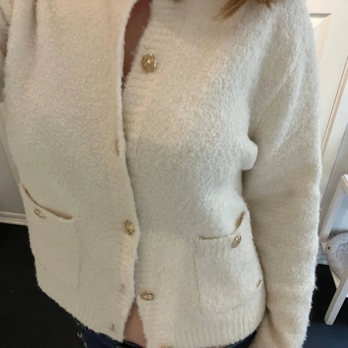 Vit kofta med guldknappar - 1