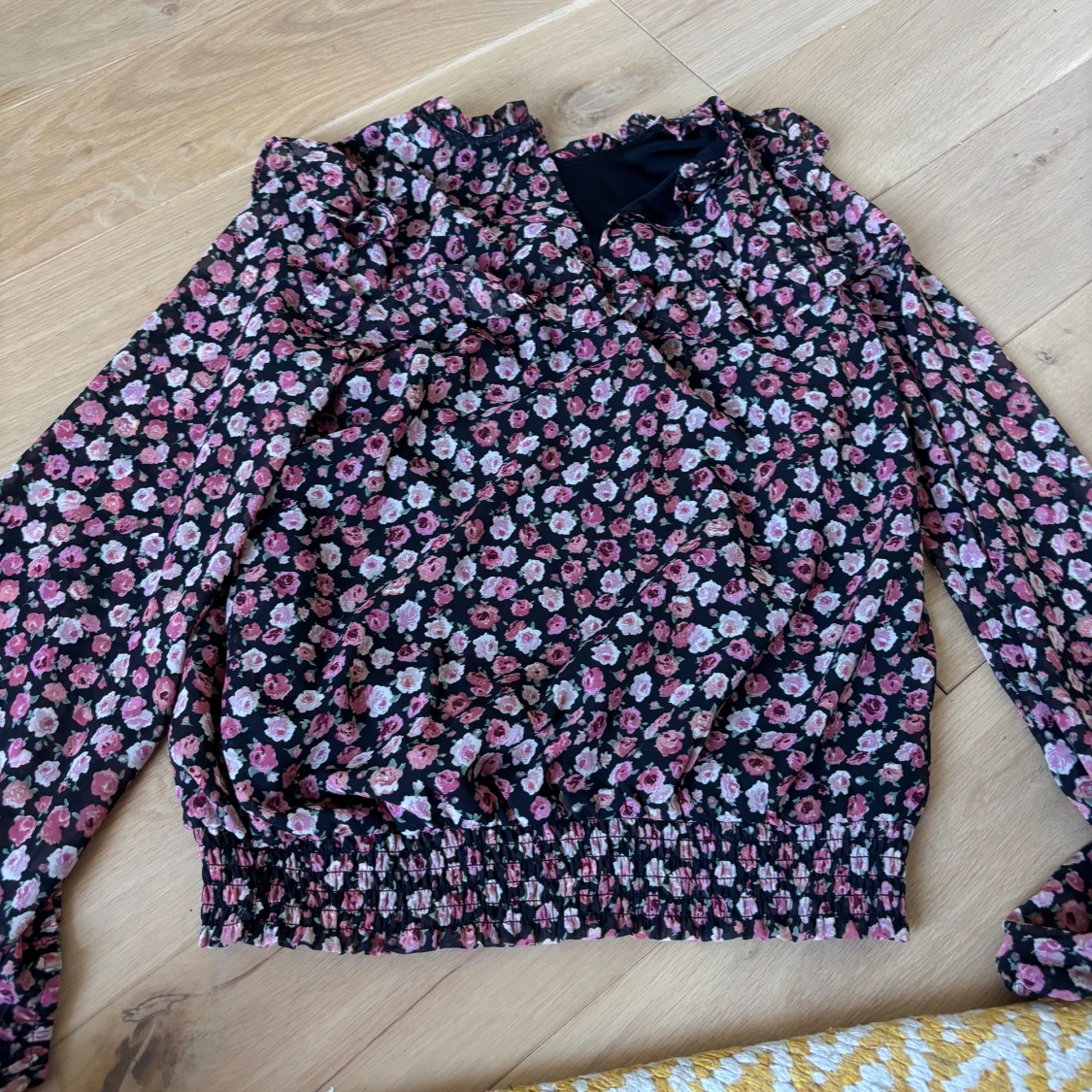 Blommig volangblus med resår - 1