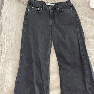 Svarta raka jeans från NA-KD - Säljer ett par svarta jeans från NA-KD i rak modell. Passformen är loose med raka ben och låg midja. Lite för långa för mig, använda en gång🌸