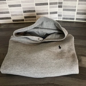  Polo Ralph Lauren hoodie  - Snygg grå hoodie från Polo Ralph Lauren med klassisk broderad logga på bröstet. Skriv vid intresse!!!