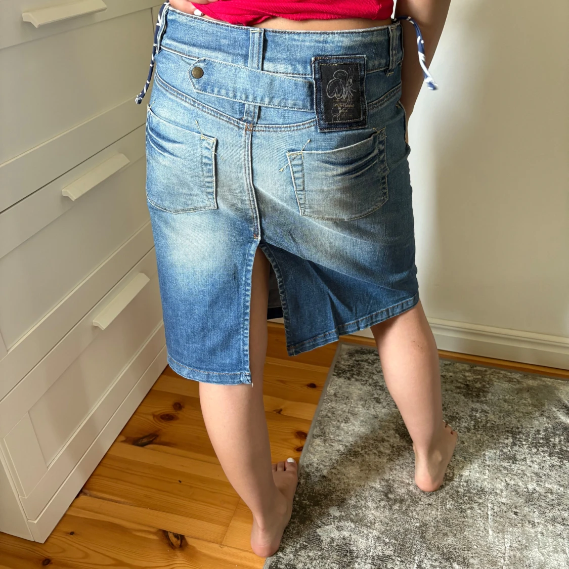 Jeanskjol med slits och fickor