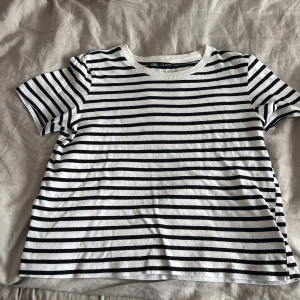 Randig t-shirt från Zara - Snygg randig t-shirt från zara. Storlek S men skulle säga att den sitter som en xs, bra skick☺️☺️