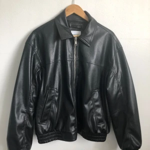 Skinnjacka - Cool skinnjacka i storlek L. Bara använd en gång. Ordinariepris: 499 kr
