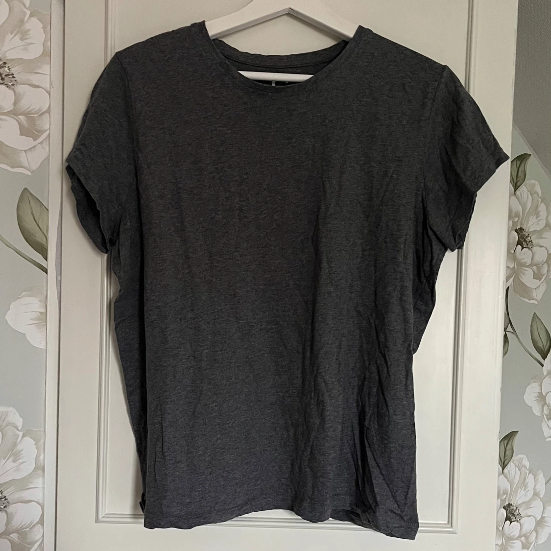 Mörkgrå basic t-shirt