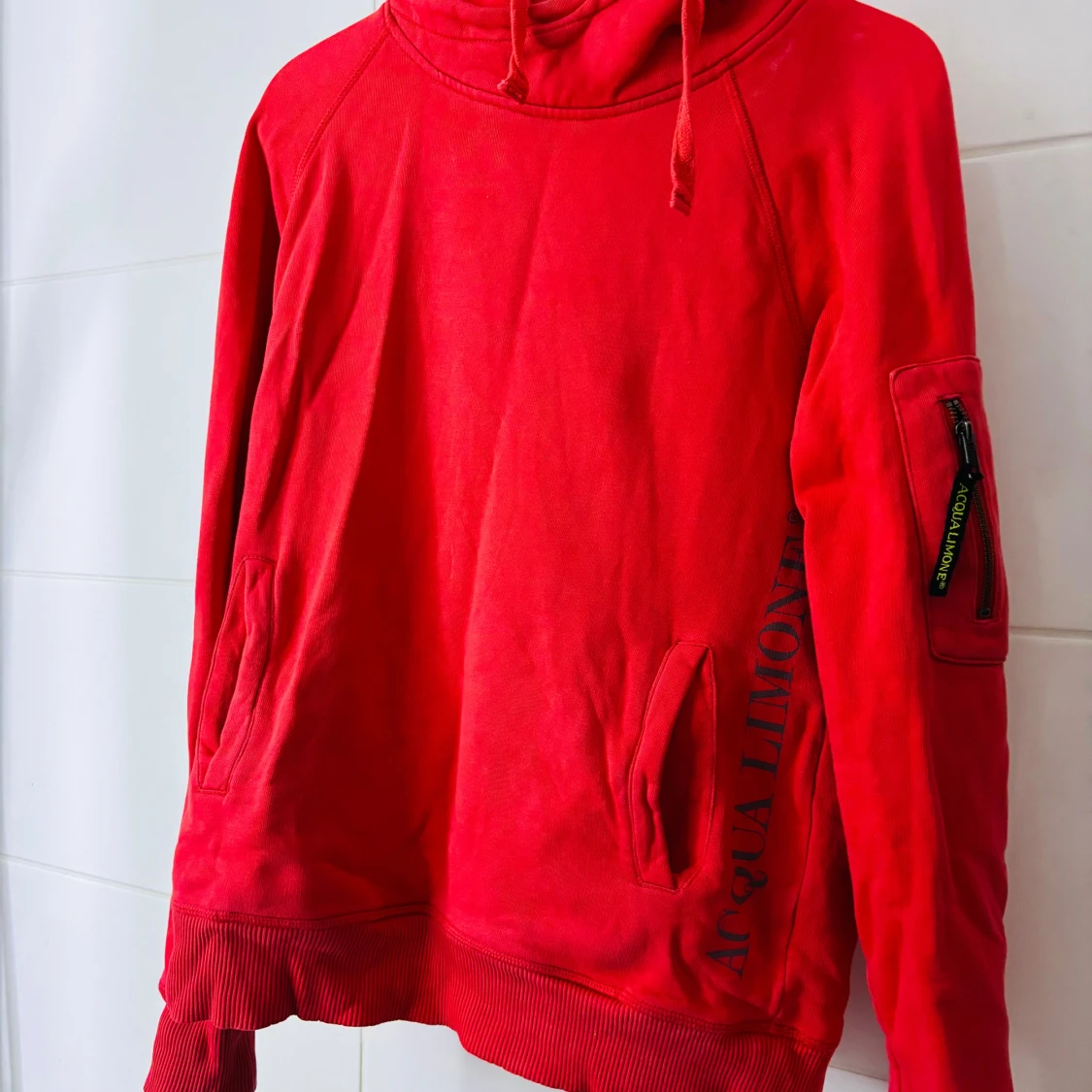 Röd hoodie från Acqua Limone - 1