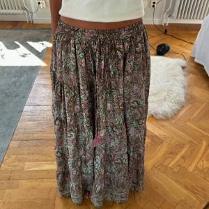 Långkjol  - Superfin långkjol i orientaliskt mönster, köpt utomlands. Onesize men passar allt från XS-L då den är väldigt stretchig i midjan och har band som går att knyta. Jättefint skick🤍