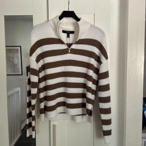 Randig stickad tröja från Vero Moda - Stickad zip tröja från vero moda, storlek XS men jag är en S och på mig passar den bra. Aldrig använd så prislappen är kvar😊 