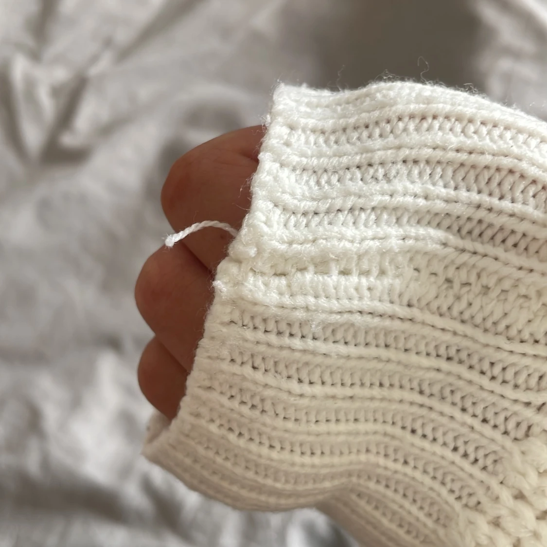 Vit kofta med snöre och volang - 2