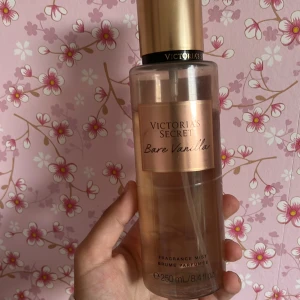  Bare Vanilla - En lyxig doftmist från Victoria's Secret i doften Bare Vanilla. Flaskan är transparent med guldigt lock och etikett, rymmer 250 ml. Doften är söt och krämig med tydliga vaniljtoner, perfekt för dig som gillar mjuka och varma dofter.