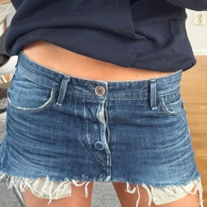 Jeanskjol💙 - Jättefin sliten jeanskjol. Midjemått: 41 cm💙