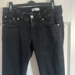 Svarta jeans från Gina tricot  - Skitsnygga svarta jeans från Gina tricot! Säljer då dom inte passade i längden, dom har knappar där bak. Väldigt bekväma , inga skador heller! 🩷
