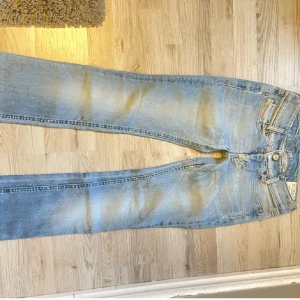 Lågmidjade bootcut jeans  - Jätte snygga Lowaist bootcut jeans från disel. Storlek 25, knappt använd 💕har inga bilder på för dom är tyvärr för små men skriv för fler bilder eller mått🩷pris kan diskuteras 