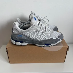 ASICS GEL-NYC  - ASICS GEL-NYC, jätte populära skor just nu gillar de riktigt mycket men köpte två par och tiden flr att lämna tbx de är försent nu. Strl 42.5 passar dig med 42 och 43. Priset går såklart att diskutera vid snabb affär.