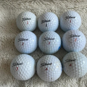 Titleist mix 9-pack - Titleist mix i 9-pack bollar. Kan förekomma slitmärken, markeringar osv. Golfbollarna är i bra skick och fungerar jätterea trors att de är tidigare använda bollar. A/B/C skick på bollarna