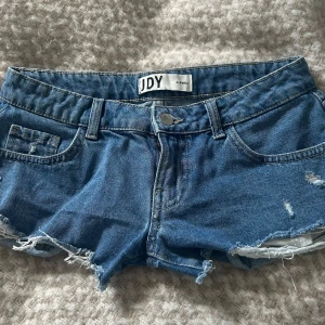 Lågmidjade jeansshorts - Snygga blå jeansshorts från JDY i storlek xs 🤗