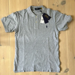 Helt ny Ralph lauren pike - Stilren sprillans ny Ralph lauren pike. Den säljs då den inte passar mig. Kom med prisförslag