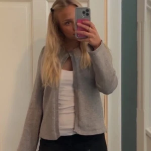 Oanvänd kofta - Super fin kofta ifrån Gina tricot. Använd endast ca 3 gånger, nyskick