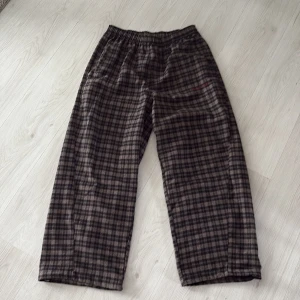 Iets frans mjukis! - Iets frans byxor i bomull från Urban outfitters! Modellen är harri och i mönstret ”plaid”. Storlek S men passar i princip alla. Nypris 649kr
