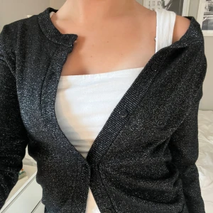 Kofta - Skön o snygg glittrig kofta, pris kan diskuteras!💕