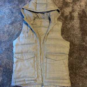Stenströms väst med luva stl S - Säljer nu min sjukt snygga och eftertraktade stenströms väst som endast är använd några ggr! Perfekt till lite varmare väder men funkar även när de blir lite kyligare med en hoodie under👌Hör av er vid intresse✅