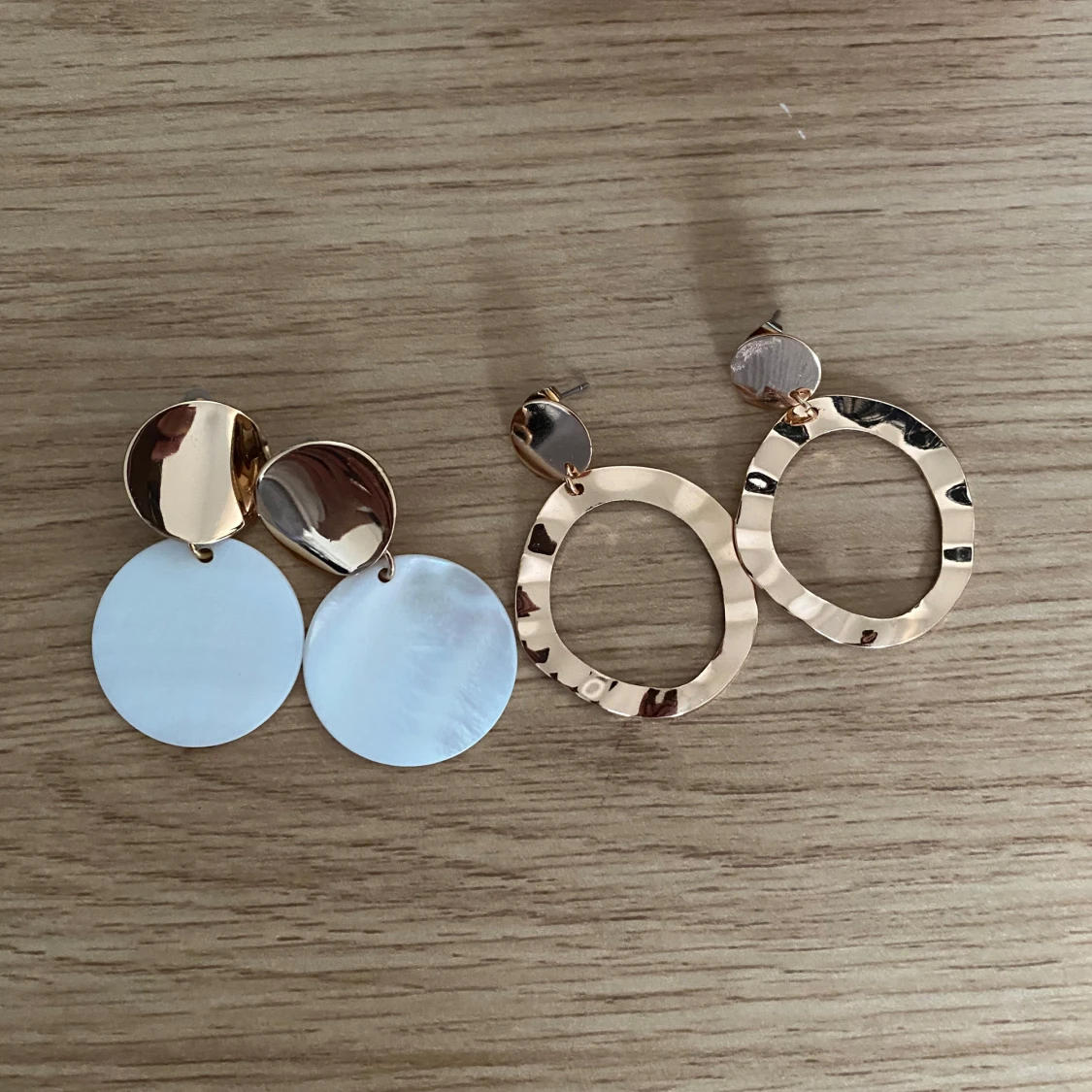 Två par stora statementörhängen