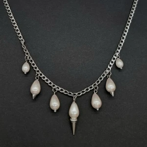 Silverhalsband med pärldroppar och spikes - Unikt halsband i silverfärgad metall med kedja och sju hängande droppformade pärlor.Rostfrit stål, glaspärlor. Längd-40cm,kedjetjocklek-4cm 
