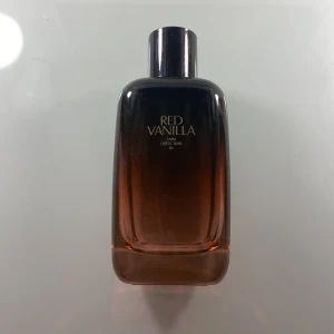 Zara Red Vanilla parfym - Doften Red Vanilla från Zara är känd för sina varma, söta och fruktiga toner med inslag av vanilj. Det är cirka 65% kvar av parfymen som inte längre kommer till användning.