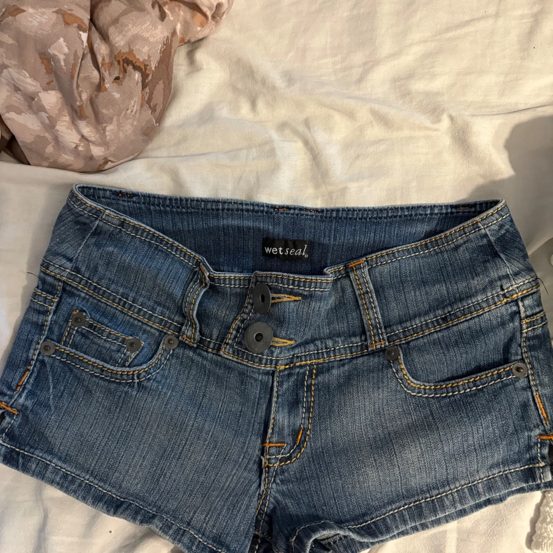 Lågmidjade jeansshorts från Wet Seal - 3