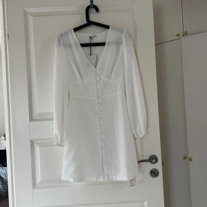 Klänning  - En fin klänning från Nelly är testad men den är tyvärr för liten för mig men är i jätte fint material i storlek 34