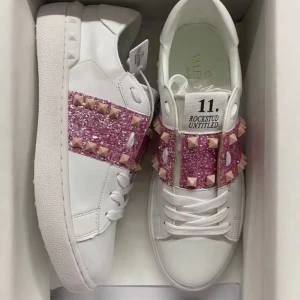 Valentino skor med glitter - Lite använda inget smuts eller sånt jag köpte här av nån som hade kvittot💕 jag tror det också passar 37/39🥰 säljer pga för stora för mig☹️GE PRISFÖRSLAG!!!