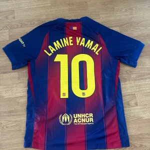 FC Barcelona Lamine Yamal #10 tröja - Fc Barcelona hemmaställ för säsongen 2025/26 med Lamine Yamal 10 på ryggen. Helt ny!
