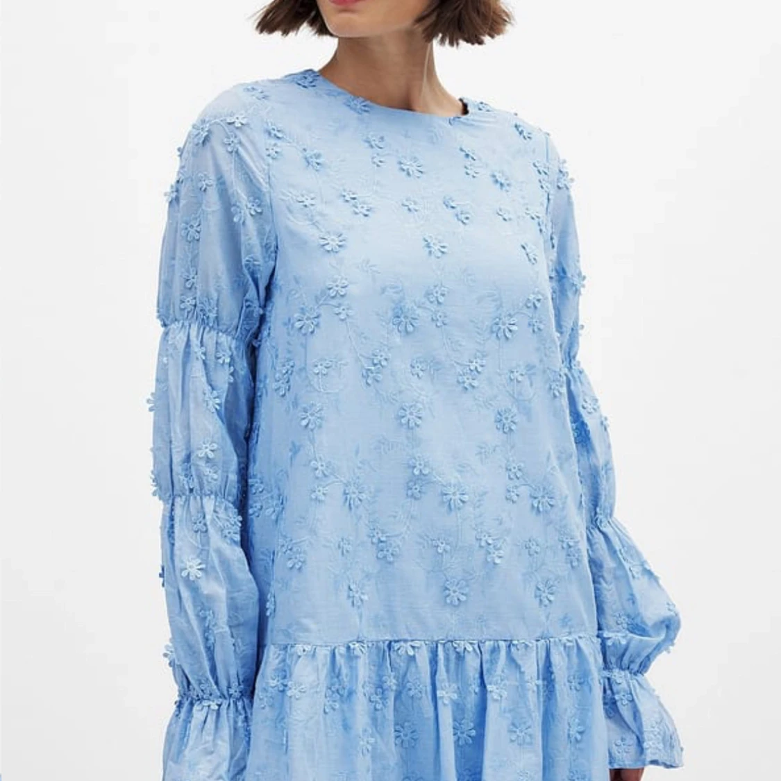 Blå blommig kortklänning med öppen rygg