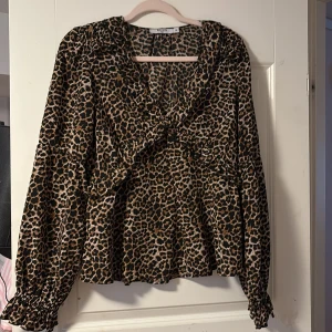 Leopard färgad blus  - Jättefin blus ifrån NAKD, endast använd 1 gång 