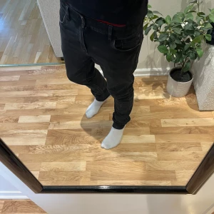 Svarta jeans Kappahl - Svarta slim jeans från Kappahl. Jeansen är i storlek 170, men är ungefär som ett par W28,L30-32. Dem är endast använda ett fåtal gånger och de har ingen skada. Tvättas innan dem säljes! 