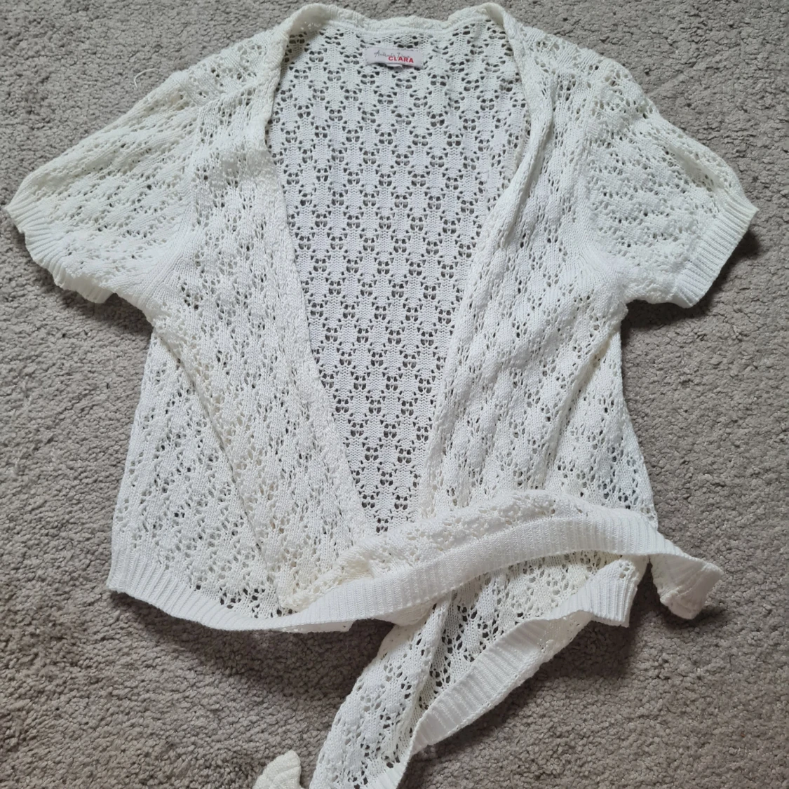 Vit stickad kofta med knyt från Claina