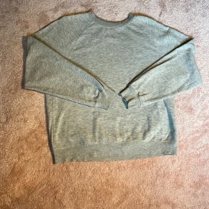 Grå sweatshirt i bomull S - Mjuk och basic grå sweatshirt från Cubus i  bomull. Tröjan har rund hals, ribbade ändar och lång ärm. Är ett bra bas-plagg att ha i garderoben och man kan lätt styla upp den för att få en mer ”uttänkt” och stilren outfit oavsett vilken stil du har. Den är ganska så liten i storlek, och är inte så baggy! 🩶📸🪩 katt finns i huset
