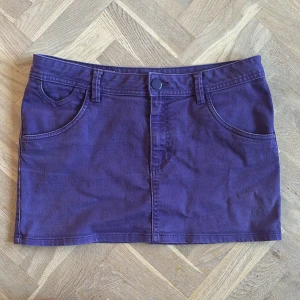 Lila jeanskjol - Så snygg Lågmidjad lila jeanskjol!!