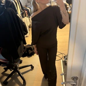 Set Nelly  - Slutsålt set från Nelly 💕💕perfekt!!! Både byxor och tröja ingår! Strl xs i byxor, strl xs i tröja 